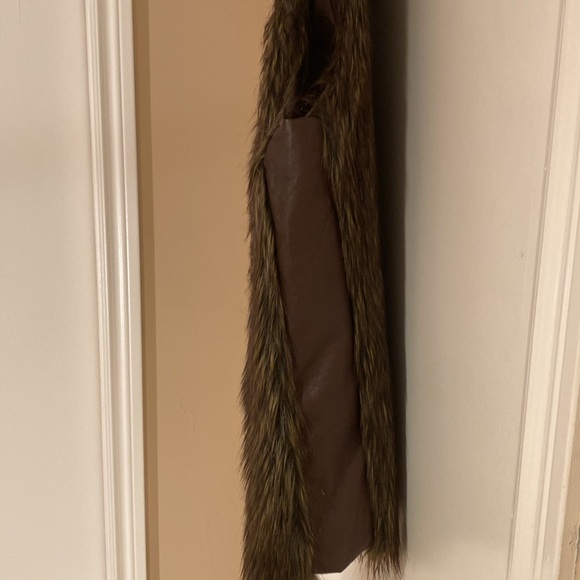Faux fur vest with leather trim on the side - Picture 3 of 3